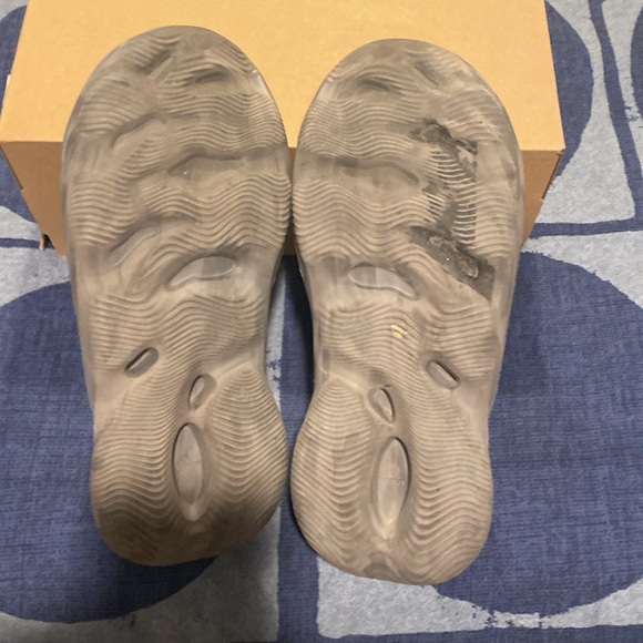 Adidas Yeezy foamrunner mx granite size 10 - Picture 3 of 4